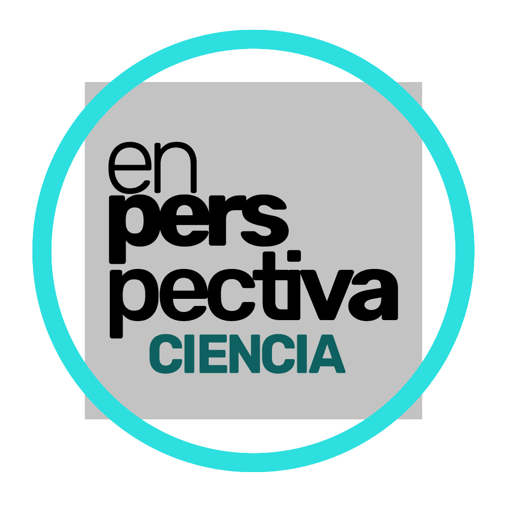 Logotipo de la revista Ciencia en Perspectiva: contiene un cuadrado gris de fondo, en cuyo centro se encuentran las palabras 'en perspectiva' en letras negras de gran tamaño y 'CIENCIA' en verde oscuro. Rodeando el cuadrado hay un círculo turquesa que enmarca el diseño.